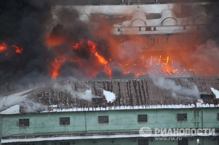 Пожар на складах с одеждой в Екатеринбурге