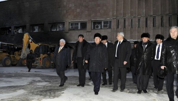 Президент Казахстана Нурсултан Назарбаев во время посещения мест беспорядков в в Жанаозене 22 декабря 2011 