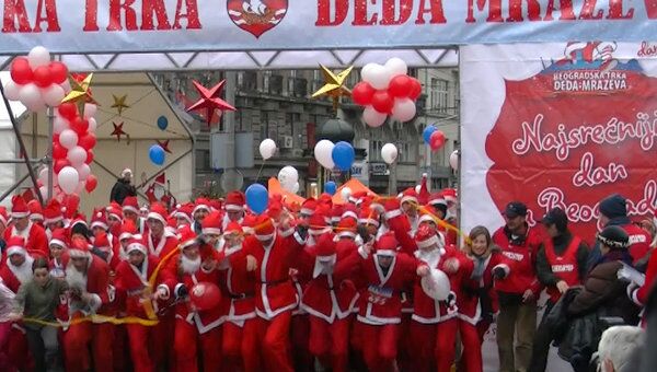 Предновогодний забег в Белграде собрал тысячу Дедов Морозов 