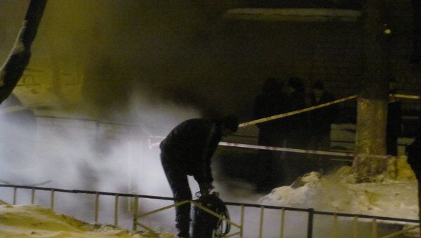 На севере Москвы прорвалась труба с горячей водой и окутала улицу паром