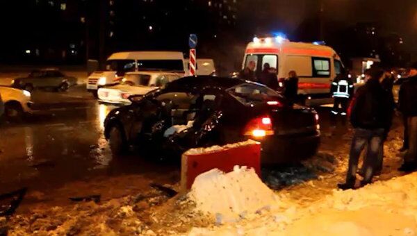 Водителя, попавшего в ДТП на юге Москвы, из машины доставали спасатели