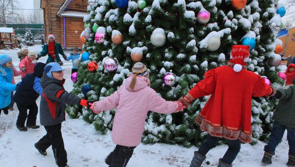 Дети водят хоровод на театрализованном представлении в честь встречи российского Деда Мороза и норвежского Юлениссена в усадьбе в Кузьминках