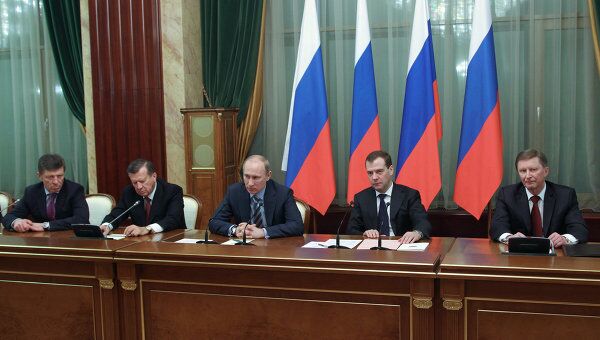 Председатель правительства РФ Владимир Путин (третий слева) на заседании кабинета министров РФ