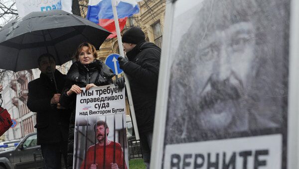 Супруга Виктора Бута участвует в пикетировании консульства США в Санкт-Петербурге