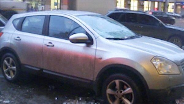 Ледяная глыба упала на припаркованные автомобили в центре Москвы