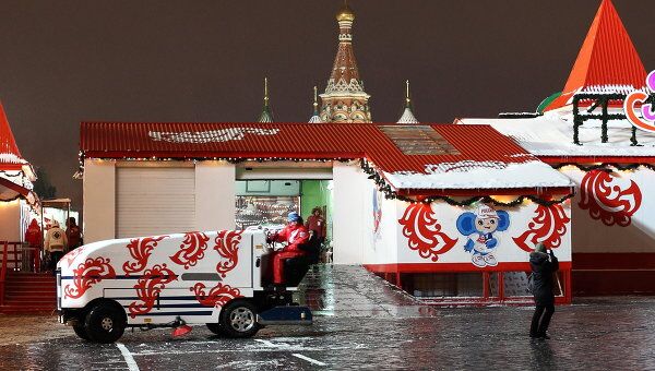  ГУМ-каток на Красной Площади чистит новейшая снегоуборочная