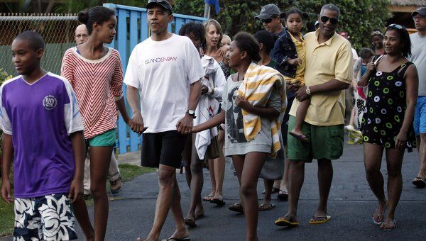 Президент США Барак Обама и его дочери на Гавайях
