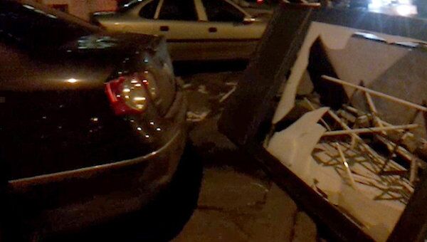 Рекламный щит упал на автомобиль на севере Москвы