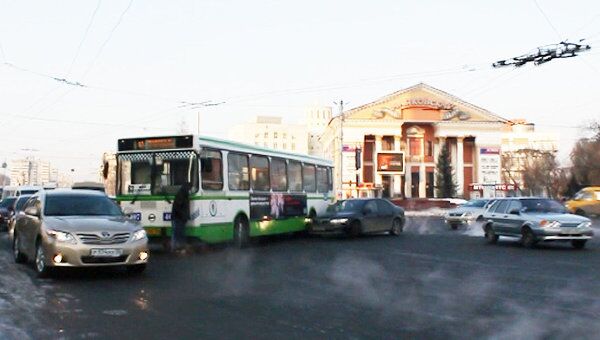 Автобус и иномарка не поделили дорогу в центре Омска