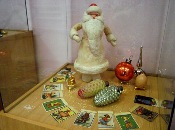 На фото: елочные игрушки; фигурки Деда Мороза и Снегурочки, 