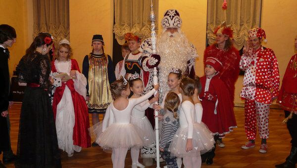 Карнавал и веселые игры: Дед Мороз в гостях у рижской детворы