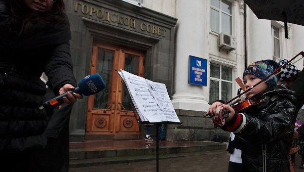 Юный скрипач под дождем играл для депутатов горсовета Севастополя