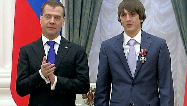 Медведев наградил орденом Мужества ингушского студента