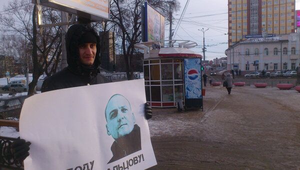 Представитель движения Левый фронт на оживленном перекрестке перед мэрией Иваново