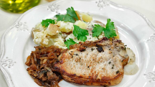 Свинина, маринованная в квасе, с салатом из картофеля, яблок и хрена. Архивное фото