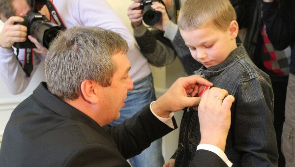 Мальчик в Костроме получил медаль от МЧС за спасение детей из огня