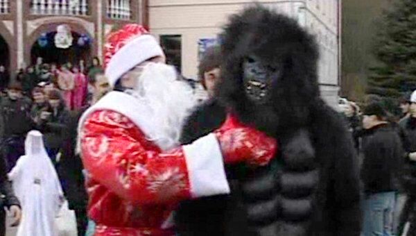 Пойманного в Ингушетии снежного человека навестил Дед Мороз