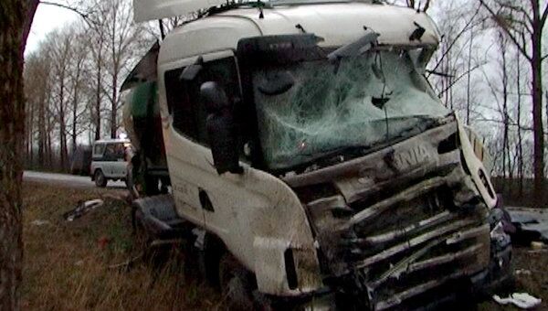 Последствия столкновения трех автомашин в Ленобласти. Видео с места ДТП
