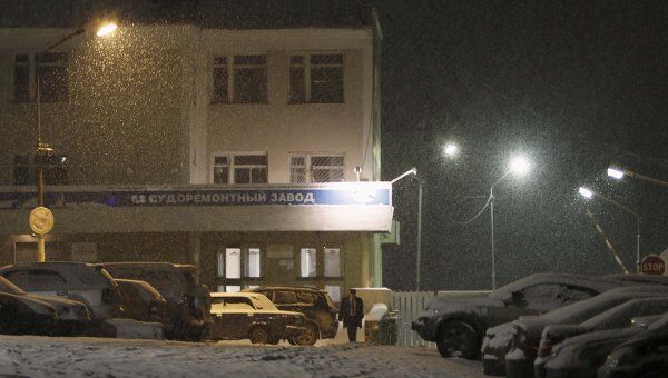 Здание судоремонтного завода в в поселке Росляково Мурманской области