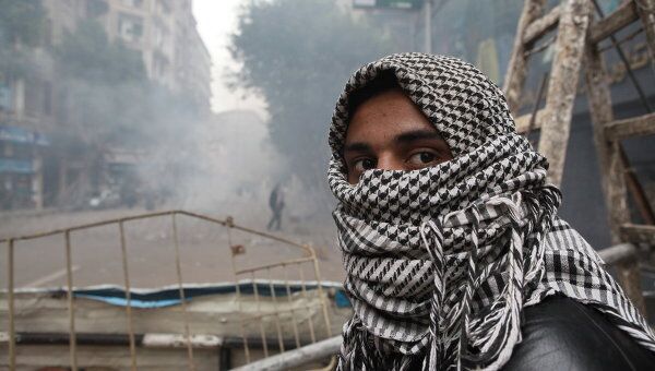Сторонник оппозиции на баррикадах на площади Тахрир в Каире