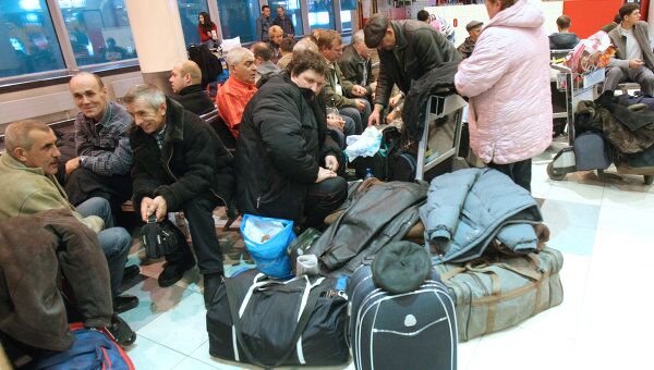 Прибытие около 15 авиарейсов задерживается в Петербурге из-за погоды