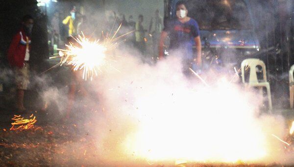 Жители Филиппин взрывают петарды, празднуя Новый год