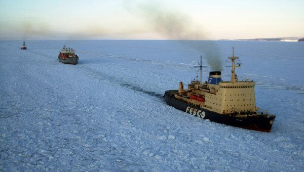 Ледокол Красин прокладывает путь во льдах
