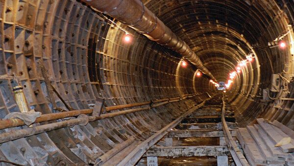 Строительство подземного тоннеля в московском метро. Архив