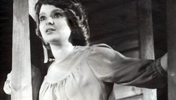 Елена Доронина в роли Даши в спектакле Над светлой водой. 1977 год