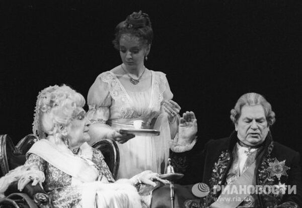 Актриса Елена Доронина (в центре) в спектакле Холопы по пьесе П.П. Гнедича в Малом театре. Архив