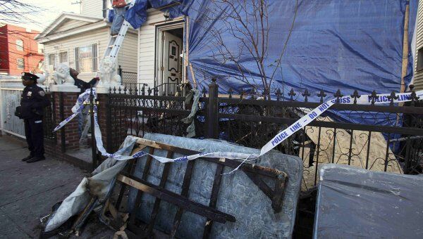 Резиденция, куда попала зажигательная бомба в районе Квинс в Нью-Йорке