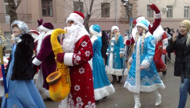 Новогодние персонажи прошли парадом по центру Волгограда