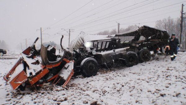 Пассажирский поезд столкнулся с КАМАЗом в Тульской области, один человек погиб