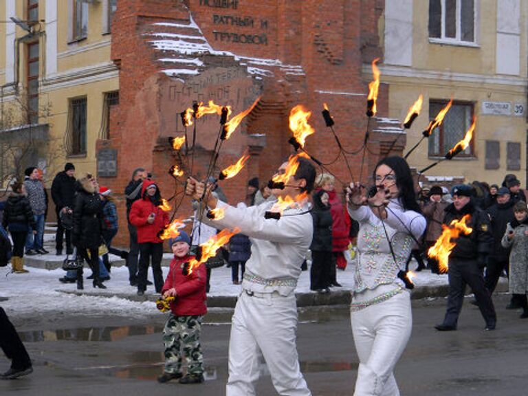 В параде приняли участие мастера фаер-шоу.