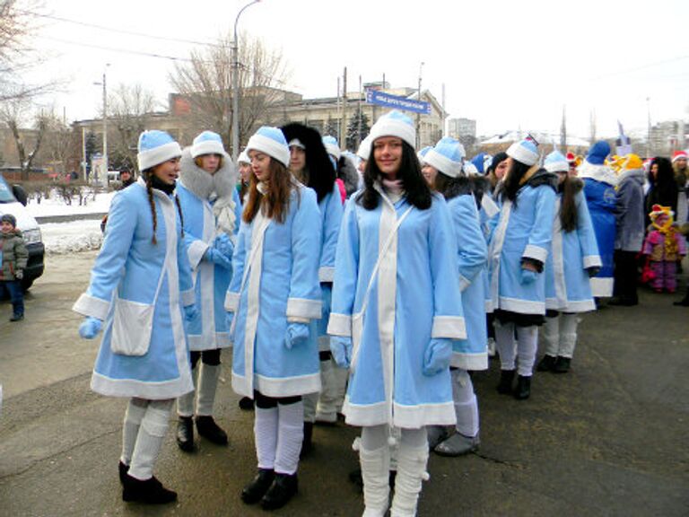 Снегурочки-участницы парада Дедов Морозов.