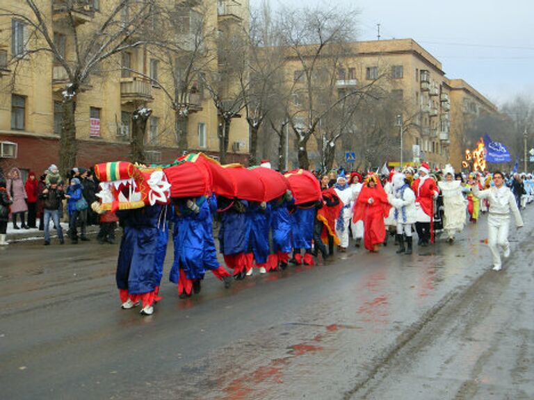 Колонну сказочных персонажей, Дедов Морозов и Снегурочек воз