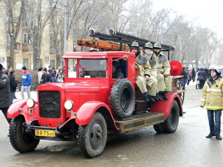 Пожарные машины прокладывали путь главным героям новогоднего