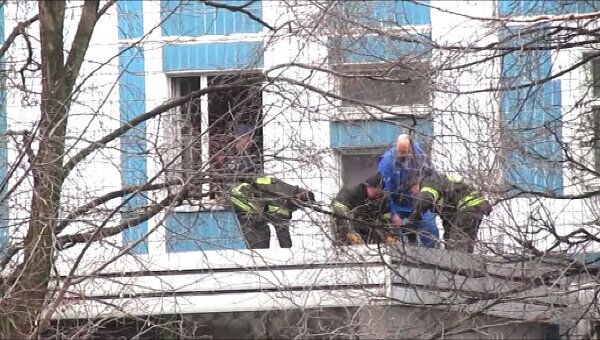Мужчина погиб, выпав из окна многоэтажки на юге Москвы. Видео с места ЧП