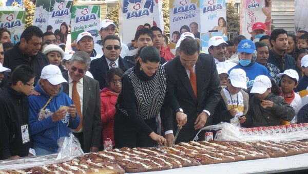 Огромный пирог весом 9,5 тонны испечен в Мехико ко дню Королей-Магов