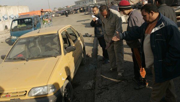 На месте теракта в шиитском районе Багдада Садр-сити. 5 января 2012 года