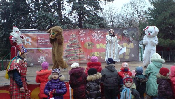 Сказочные персонажи развлекают ростовчан возле главной городской елки