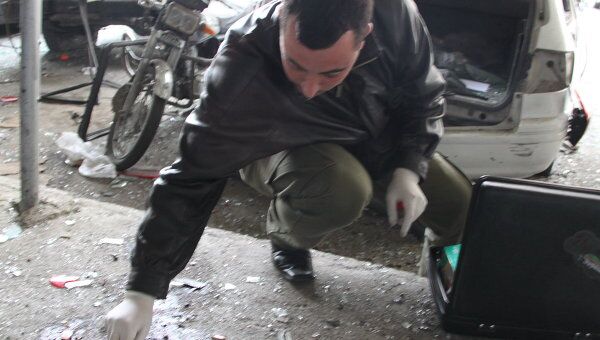 Последствия взрыва в Дамаске 6 января 2012 г. Судебный эксперт работает на месте взрыва. Архив