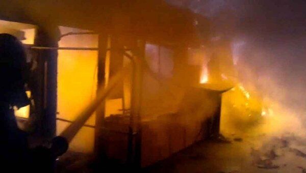 Пожар уничтожил несколько павильонов на московском рынке. Видео очевидца