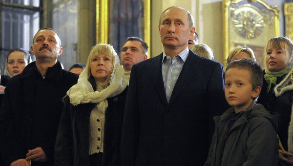 Премьер-министр РФ В.Путин на Рождественском богослужении в Спасо-Преображенском соборе Петербурга