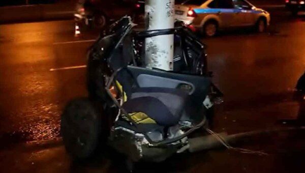 Автомобиль от удара разорвало на две части на юге Москвы