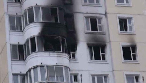  В Москве жителя горящей квартиры снимали с подоконника на 13 этаже