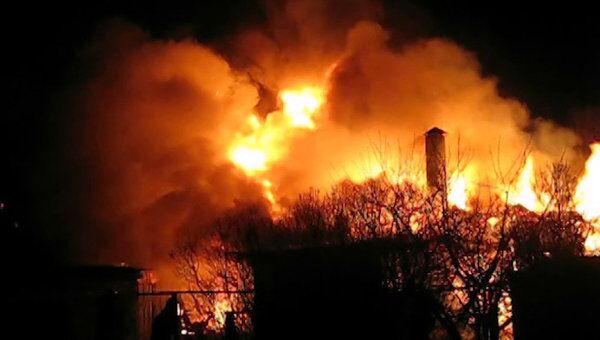 Жилой дом горит в подмосковной Балашихе. Видео очевидца