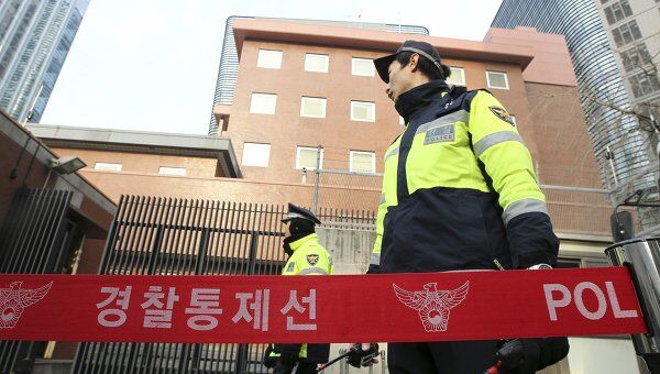 Полицейское оцепление посольства Японии в Южной Корее в Сеуле после атаки гражданина Китая