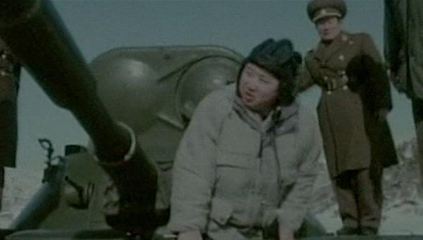 Ким Чен Ын сел за штурвал боевого танка 