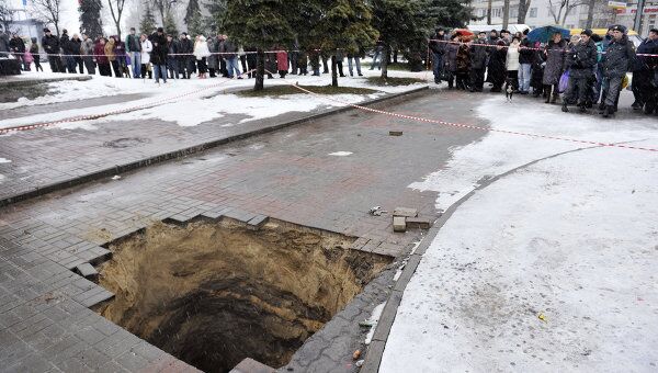 Мать с ребенком провалились в яму в Брянске, 8 января 2012 года